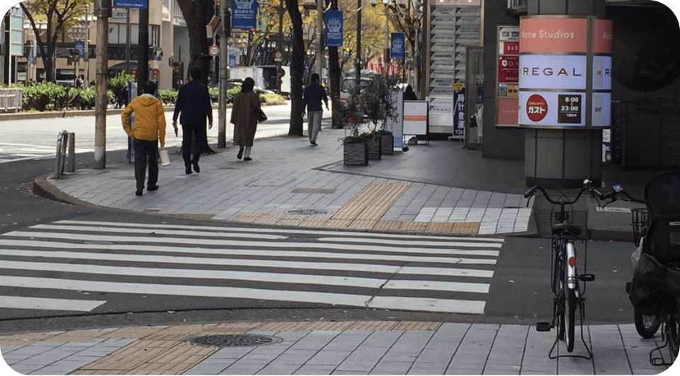 一つ目の横断歩道を渡る