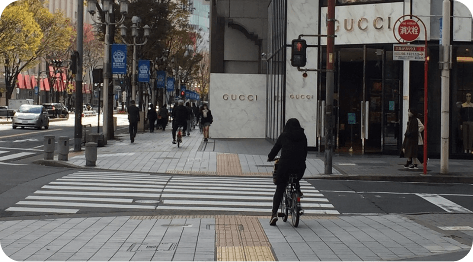 二つ目の横断歩道を渡る