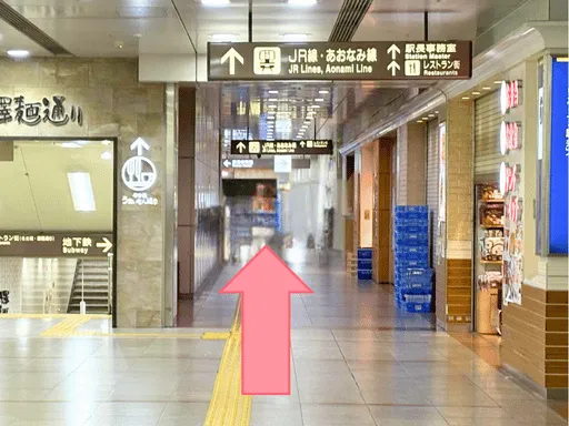 「JR線・あおなみ線」の看板の矢印の方へ進む