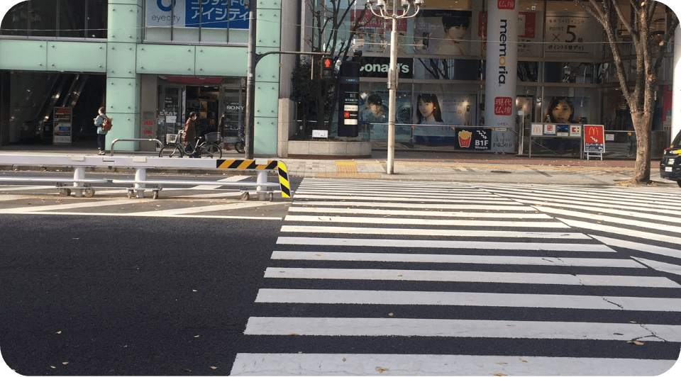 一つ目の横断歩道を渡って左折