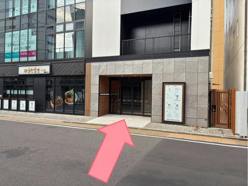 自動ドアをでて向かい側にあるこのビルへ進む