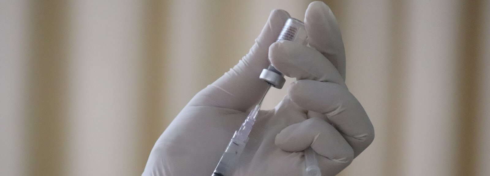 ワクチンの注射器の画像