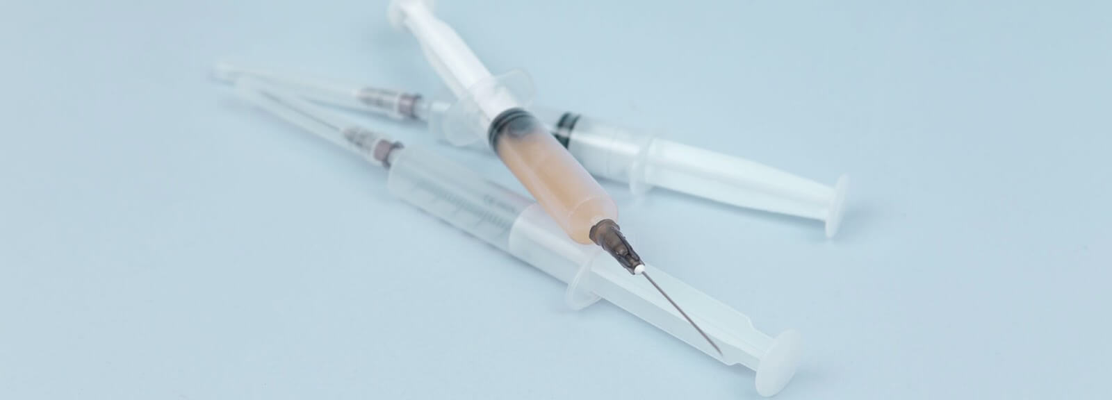 様々なワクチンの注射器の画像